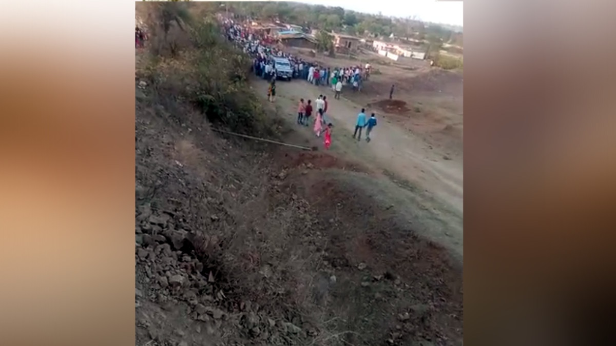  जुआ पकड़ने गई पुलिस पर ग्रामीणों का हमला, लाठी-डंडों से पीटा, गांव में न‍िकाला जुलूस  