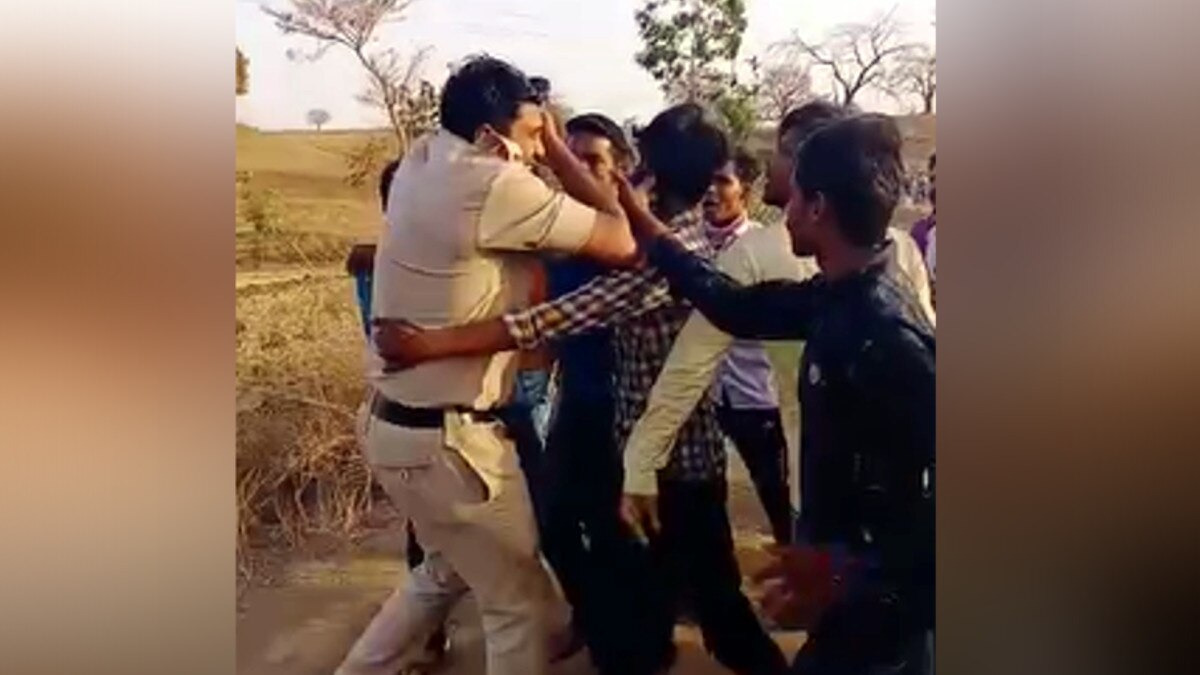  जुआ पकड़ने गई पुलिस पर ग्रामीणों का हमला, लाठी-डंडों से पीटा, गांव में न‍िकाला जुलूस  