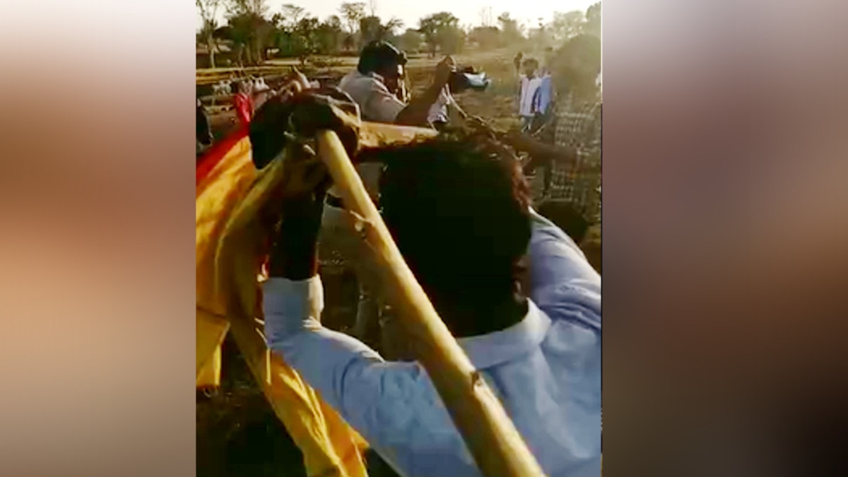  जुआ पकड़ने गई पुलिस पर ग्रामीणों का हमला, लाठी-डंडों से पीटा, गांव में न‍िकाला जुलूस  