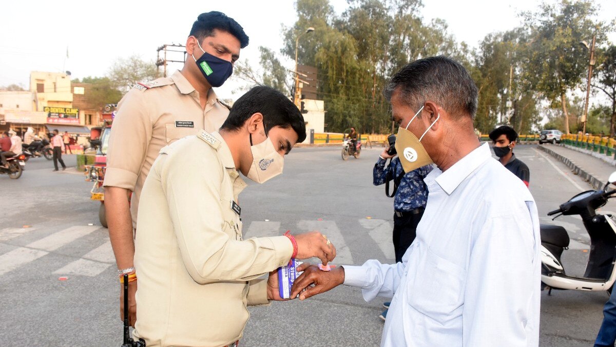 बिना मास्क निकले तो पुलिस ने हाथ पर लगाई कोरोना दूत की सील, अस्थाई जेल में बैठाकर ल‍िखवाया न‍िबंध 
