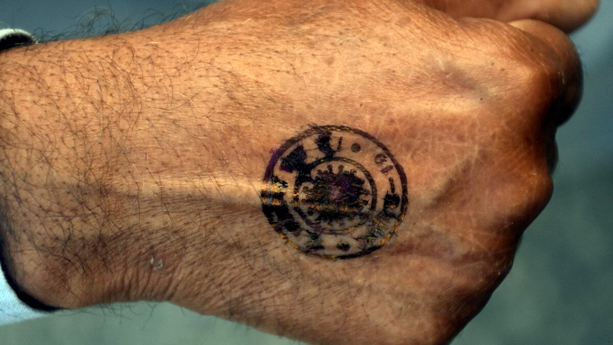 बिना मास्क निकले तो पुलिस ने हाथ पर लगाई कोरोना दूत की सील, अस्थाई जेल में बैठाकर ल‍िखवाया न‍िबंध 