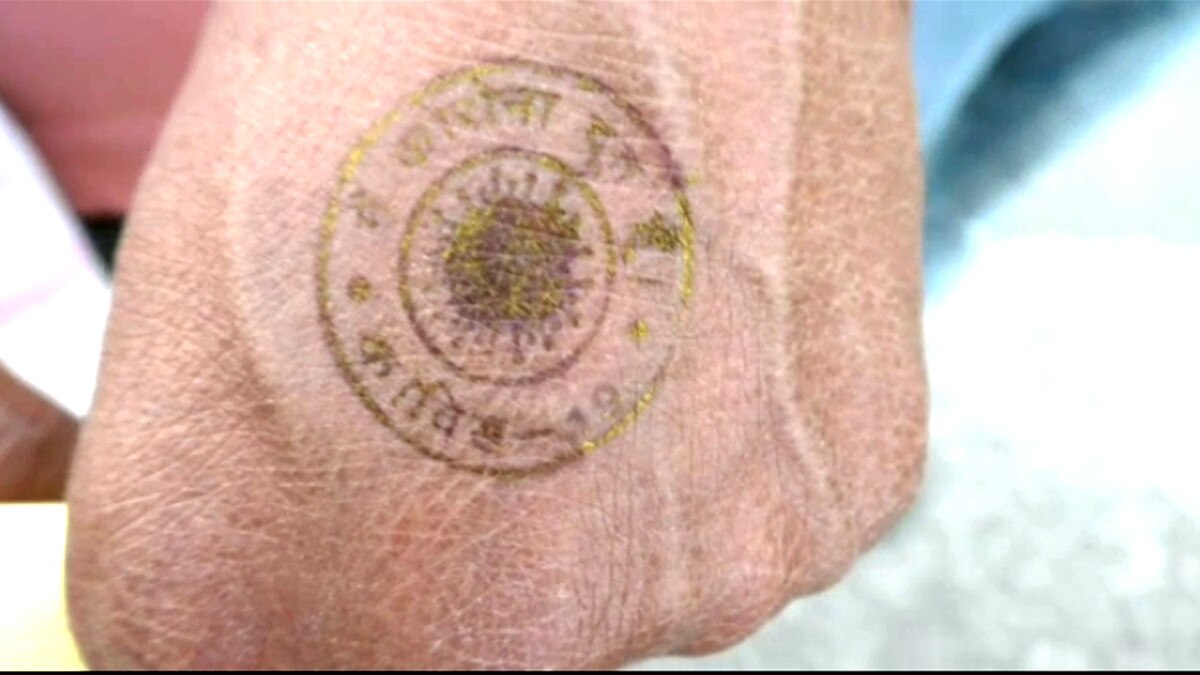 बिना मास्क निकले तो पुलिस ने हाथ पर लगाई कोरोना दूत की सील, अस्थाई जेल में बैठाकर ल‍िखवाया न‍िबंध 