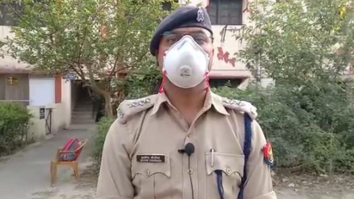 पिता ने बेटी की चोटी काटी फिर उस्तरे से किया गंजा  