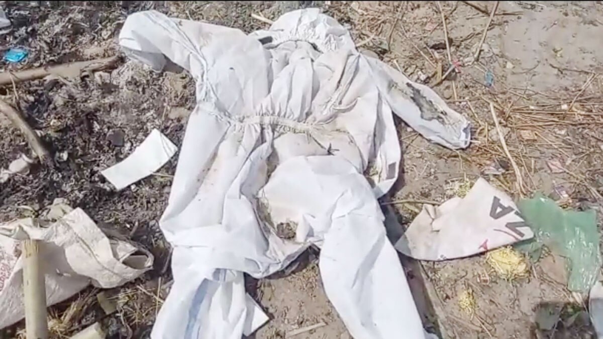 घाटों पर फैली गंदगी और पीपीई किट से बढ़ा संक्रमण फैलने का खतरा 