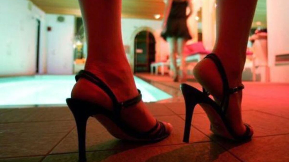 दो गेस्ट हाउस में चल रहा था देह व्यापार