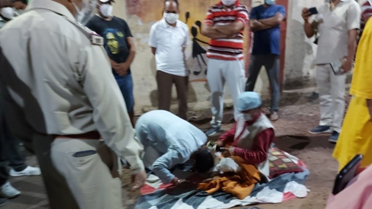 बीजेपी के पूर्व शहर जिला अध्यक्ष देवेश शर्मा ने किया प्रदर्शन 