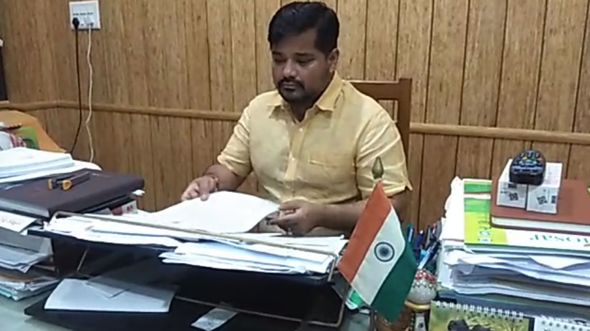 शादी में अचानक पहुंचे डीएम भड़क गए