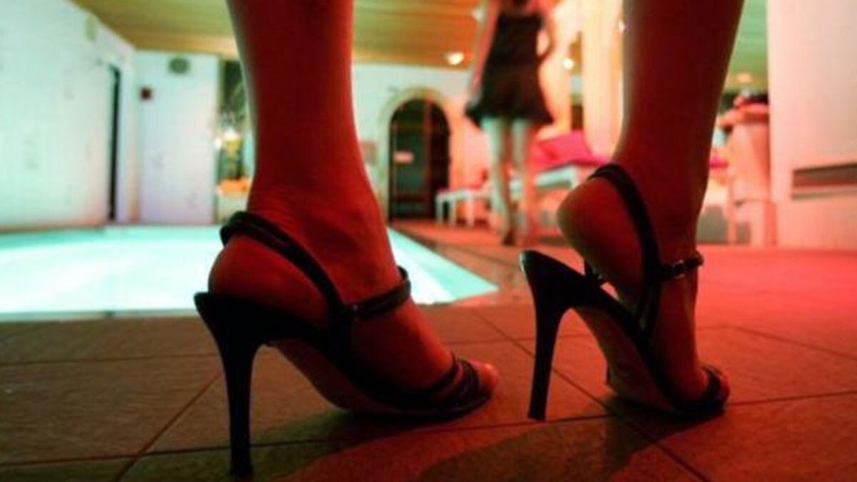 नोएडा के मॉल में स्पा के नाम पर चल रहा था सेक्स रैकेट