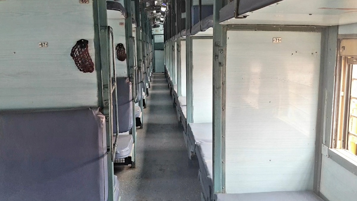  अप डायरेक्शन की ट्रेनों मे पसरा सन्नाटा, दिल्ली और मुम्बई जाने वाली ट्रेने जा रही हैं खाली