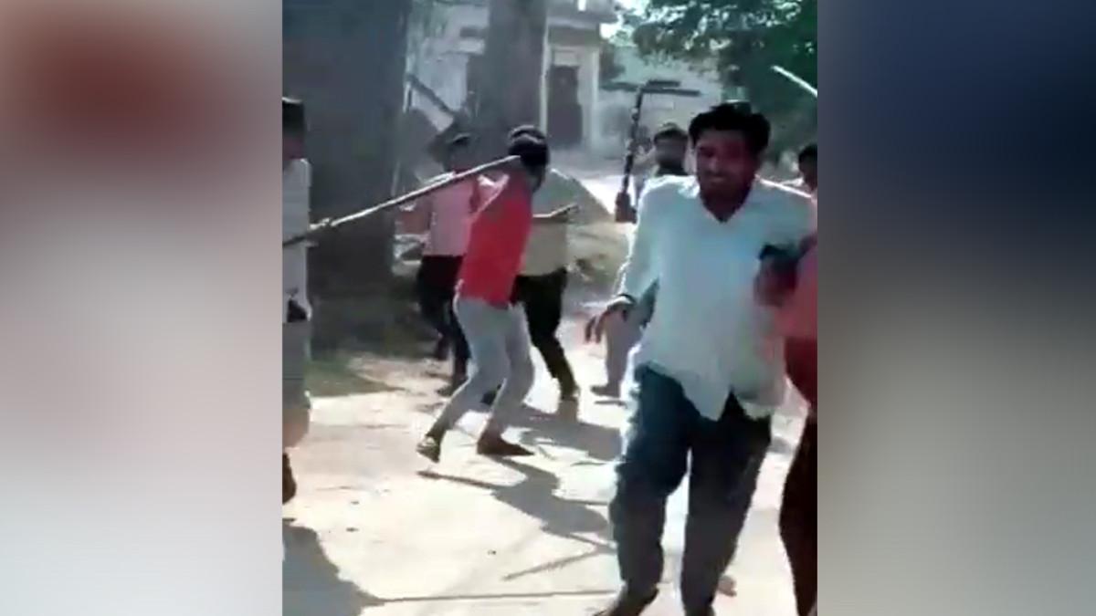 गांव में व‍िवाद.