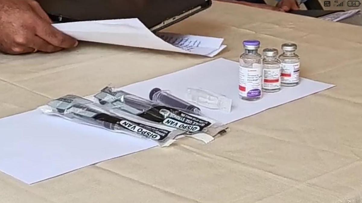 रेमडेस‍िव‍िर की शीशी में पेरासिटामोल.