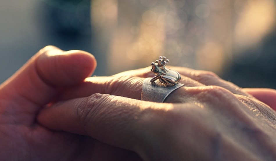 खुद को अंगूठी पहने हुए देखना