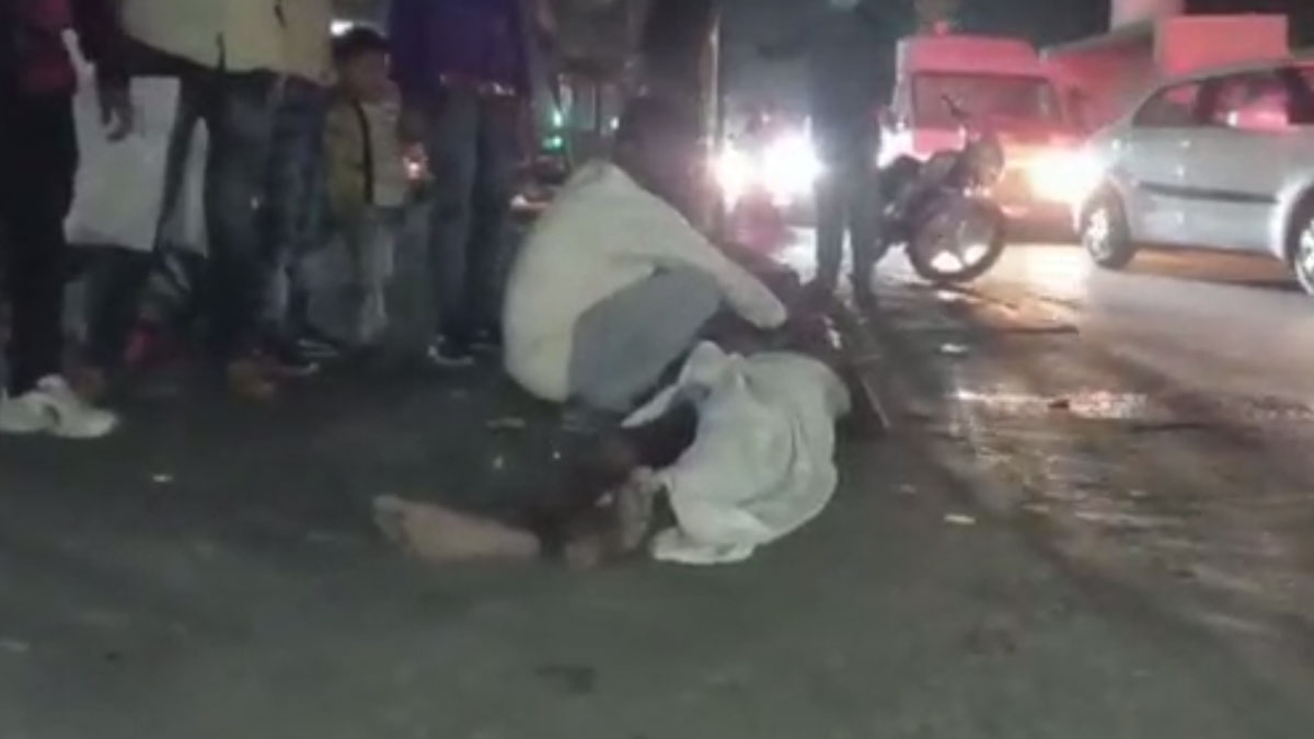  बेटे की गोद में बीच सड़क पिता ने तोड़ दिया दम 