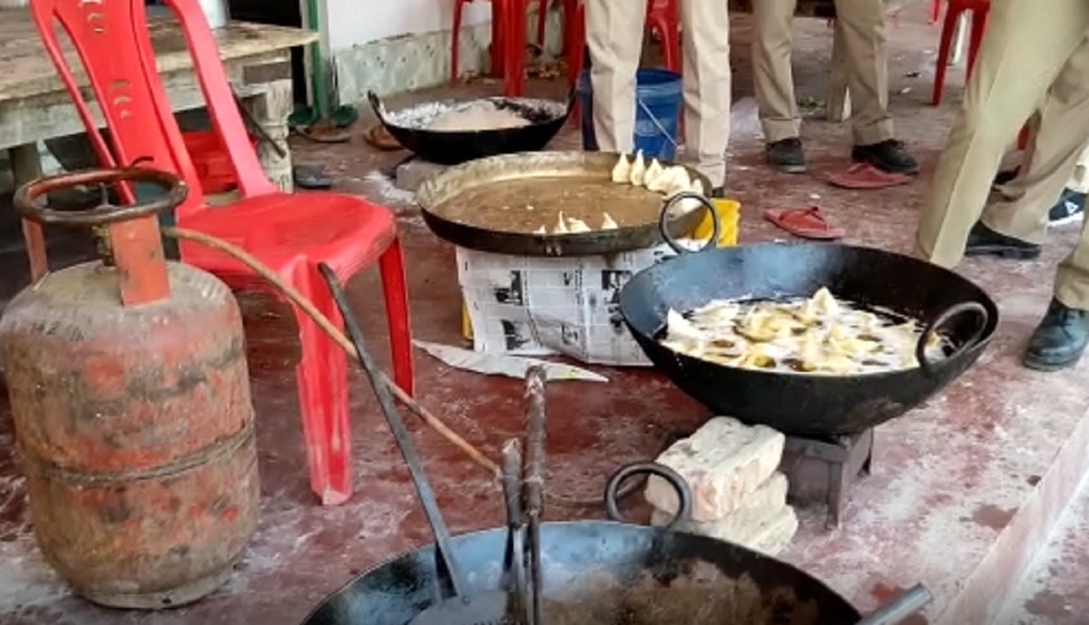 वोट के बदले जलेबी समोसे