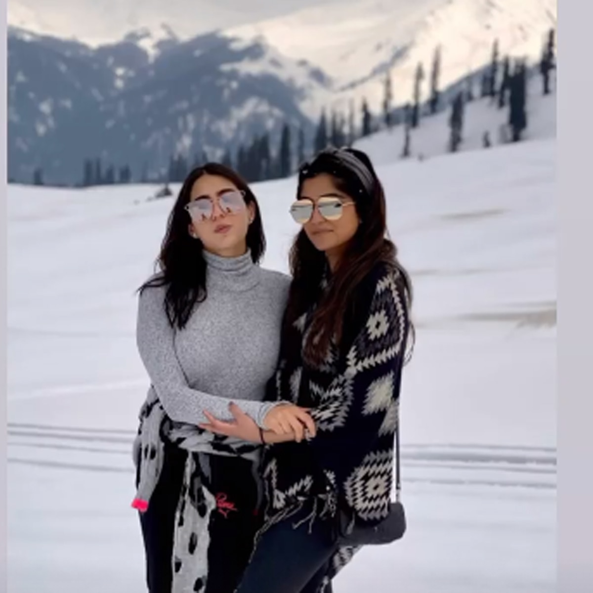 सारा अली खान दोस्त के साथ 