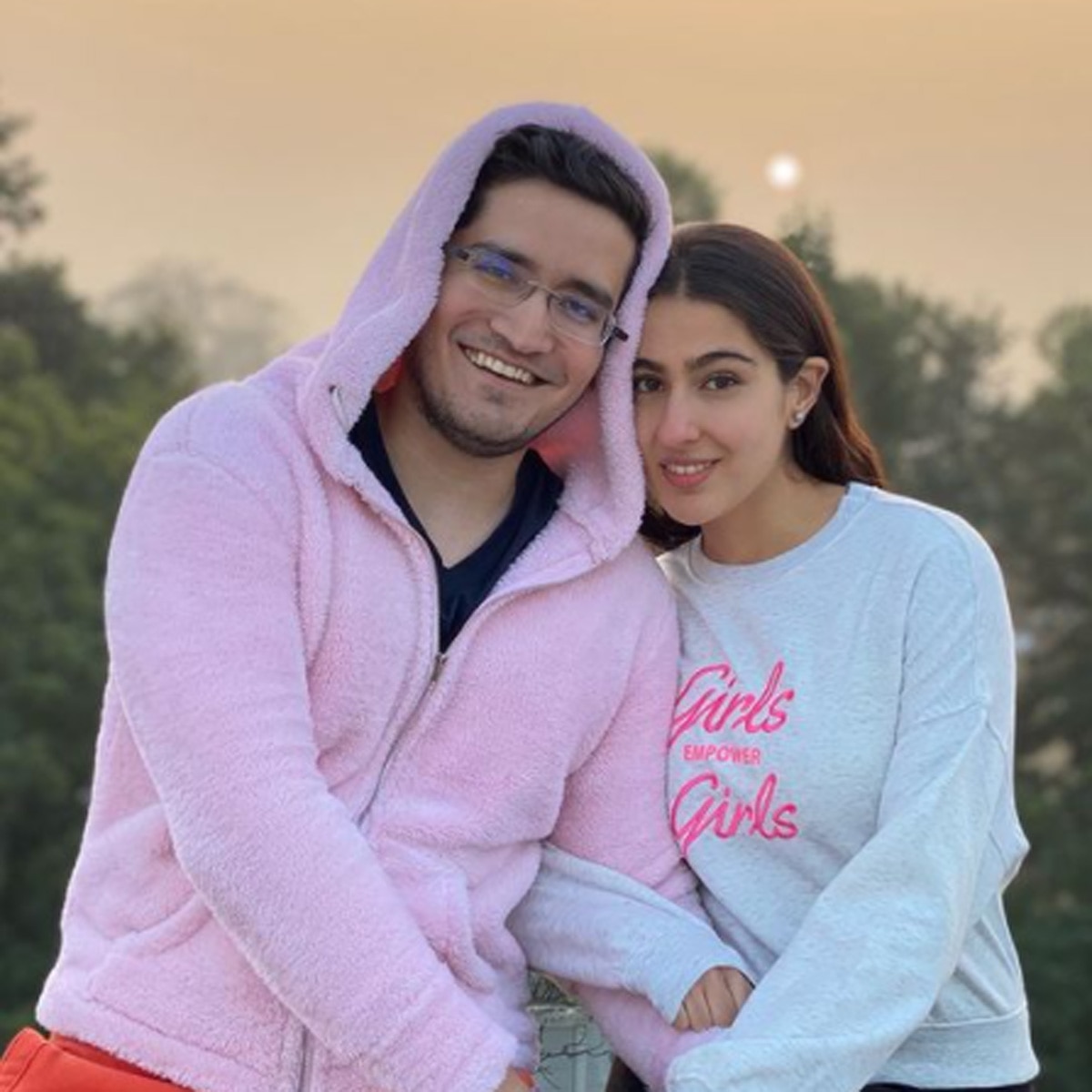 सारा अली खान अपने BFF  के साथ 