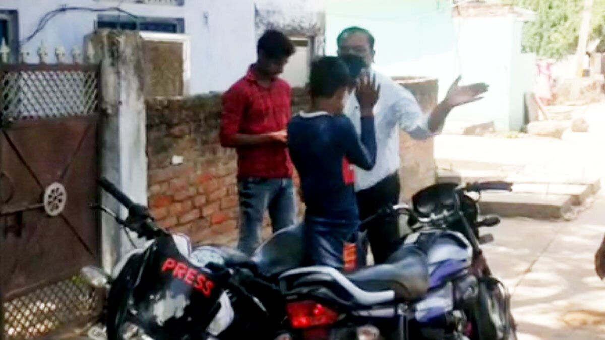 एसडीएम ने नाबालिग को जड़े थप्पड़ - (फोटो: वायरल वीडियो ग्रैब)