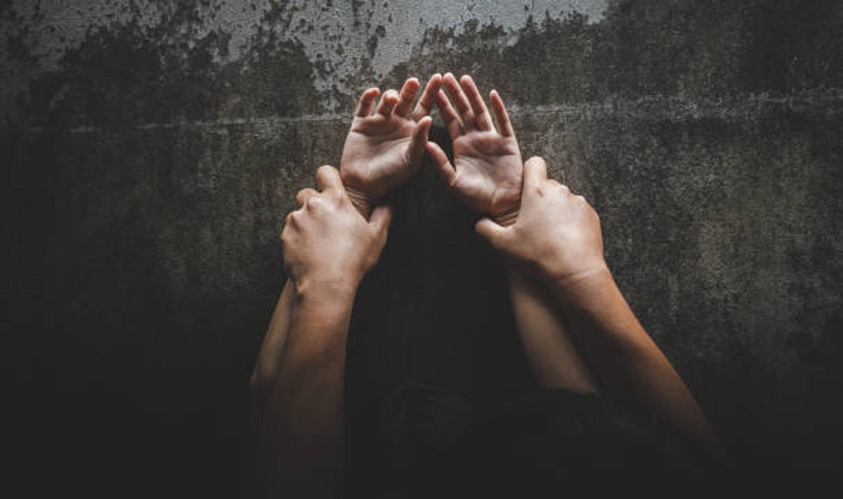 महिला ने पति को सेक्स वर्कर संग पकड़ा