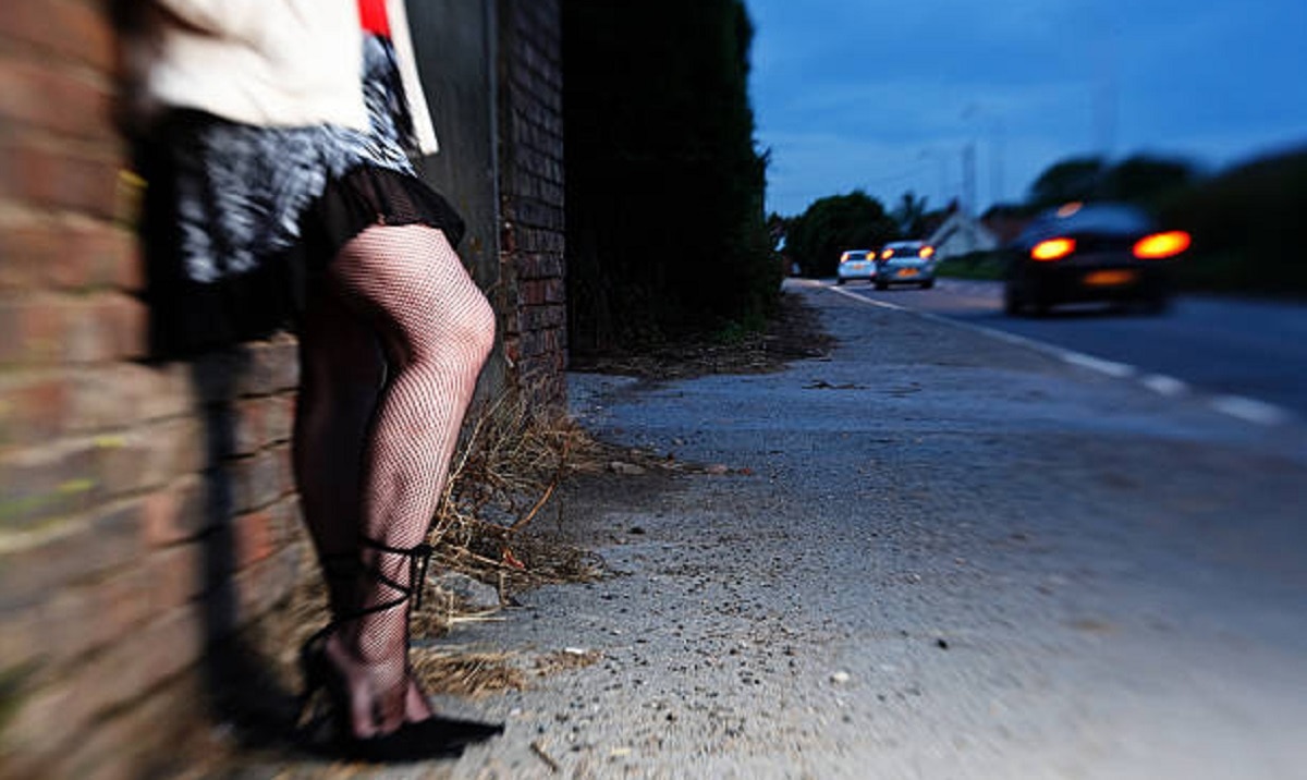 महिला ने पति को सेक्स वर्कर संग पकड़ा