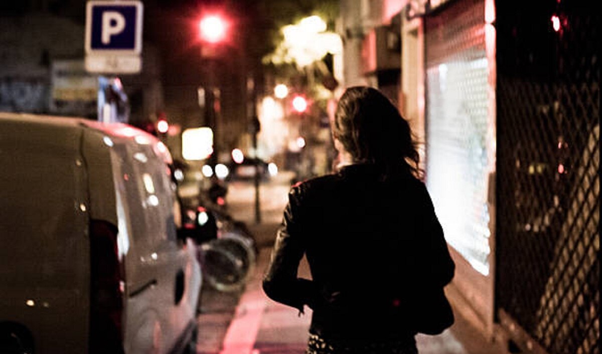 महिला ने पति को सेक्स वर्कर संग पकड़ा