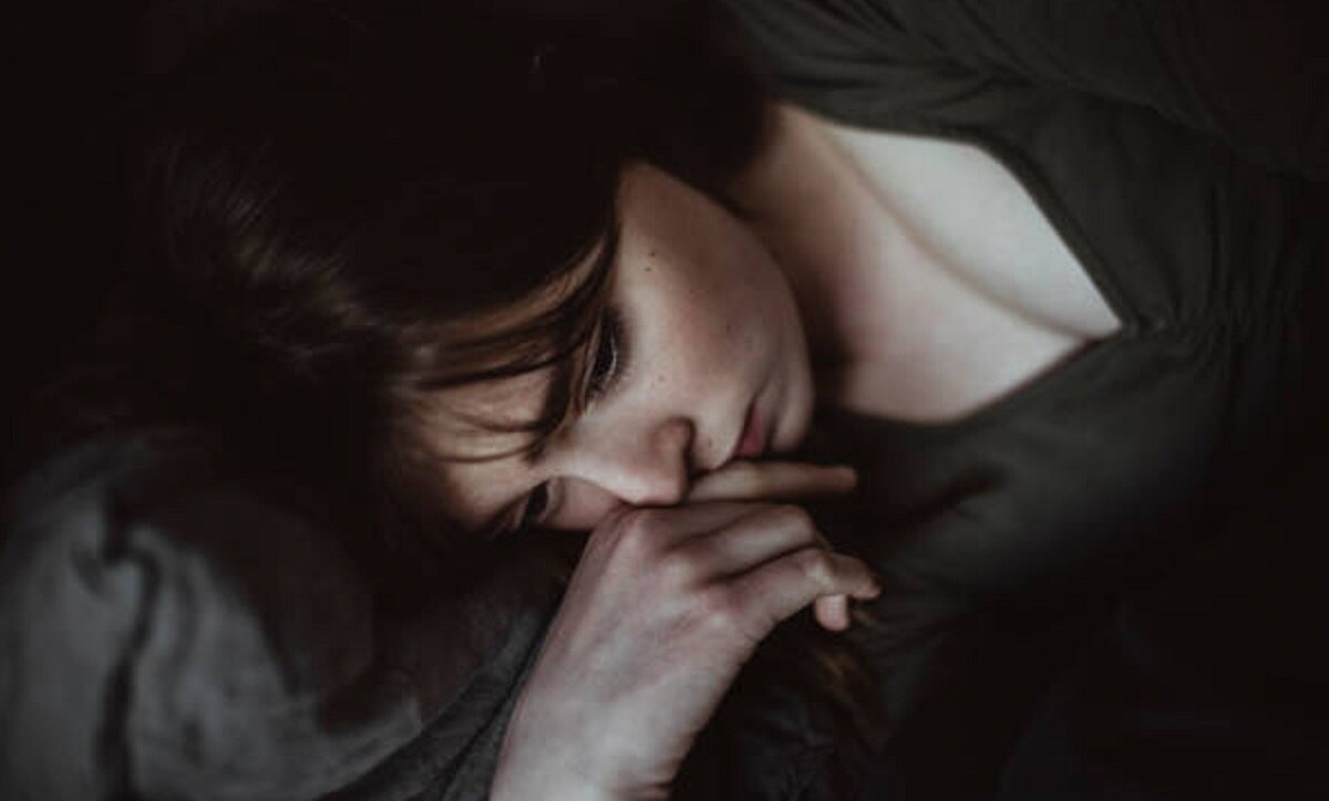 महिला ने पति को सेक्स वर्कर संग पकड़ा