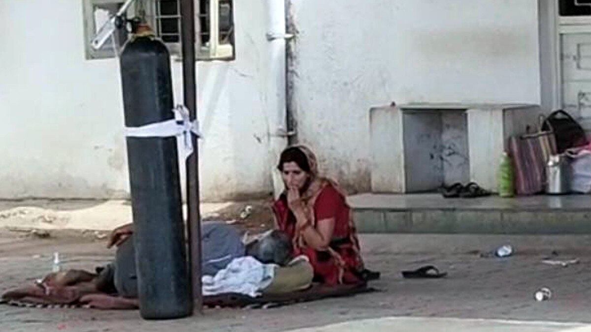 जमीन पर 18 घंटे लेटा रहा बुज़ुर्ग मरीज़, खंभे से बंधा था ऑक्सीजन सिलेंडर जमीन पर 18 घंटे लेटा रहा बुज़ुर्ग मरीज़, खंभे से बंधा था ऑक्सीजन सिलेंडर