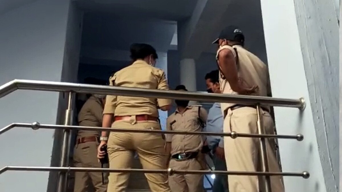 पुल‍िस ने कॉम्प्लेक्स का शटर उठाया तो आपत्तिजनक हालत में मिले कपल, क‍िराए पर म‍िलती थी जगह 
