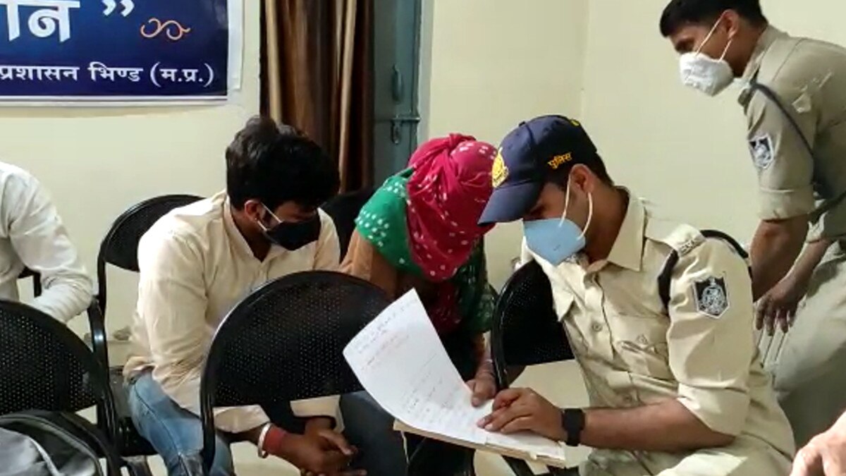 पुल‍िस ने कॉम्प्लेक्स का शटर उठाया तो आपत्तिजनक हालत में मिले कपल, क‍िराए पर म‍िलती थी जगह 