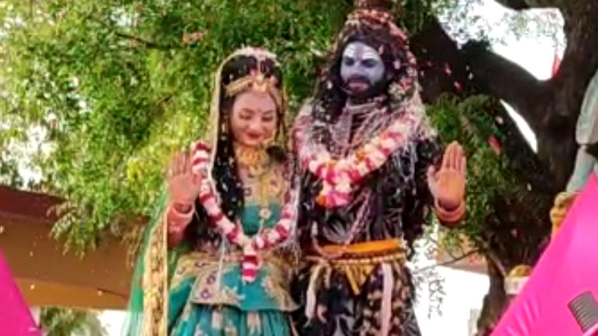 UP: मंडली में शिव-पार्वती का अभिनय करने वाले कलाकारों ने की कुछ इस तरह शादी, हो रही जमकर चर्चा