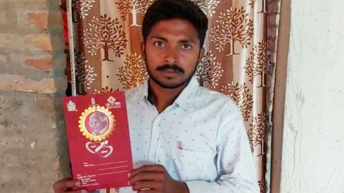 शादी के कार्ड पर लगाई लालू यादव की फोटो