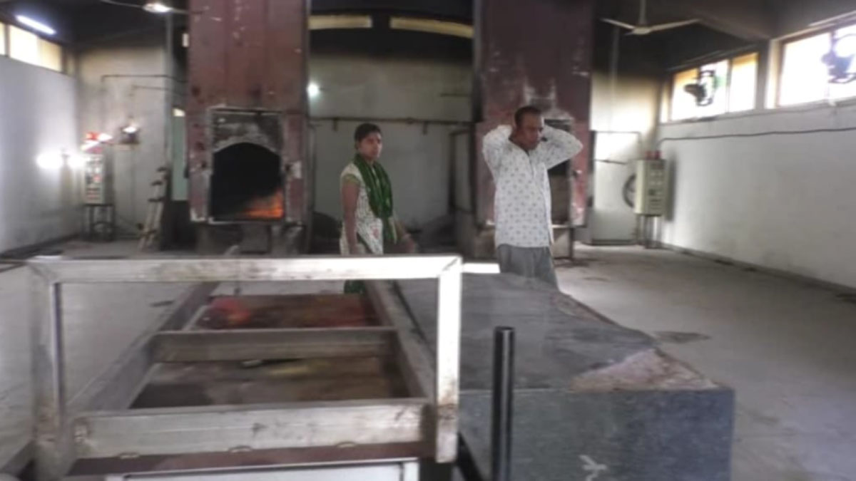 नौकरी जाने के बाद शख्स श्मशान घाट पर रहने लगा 