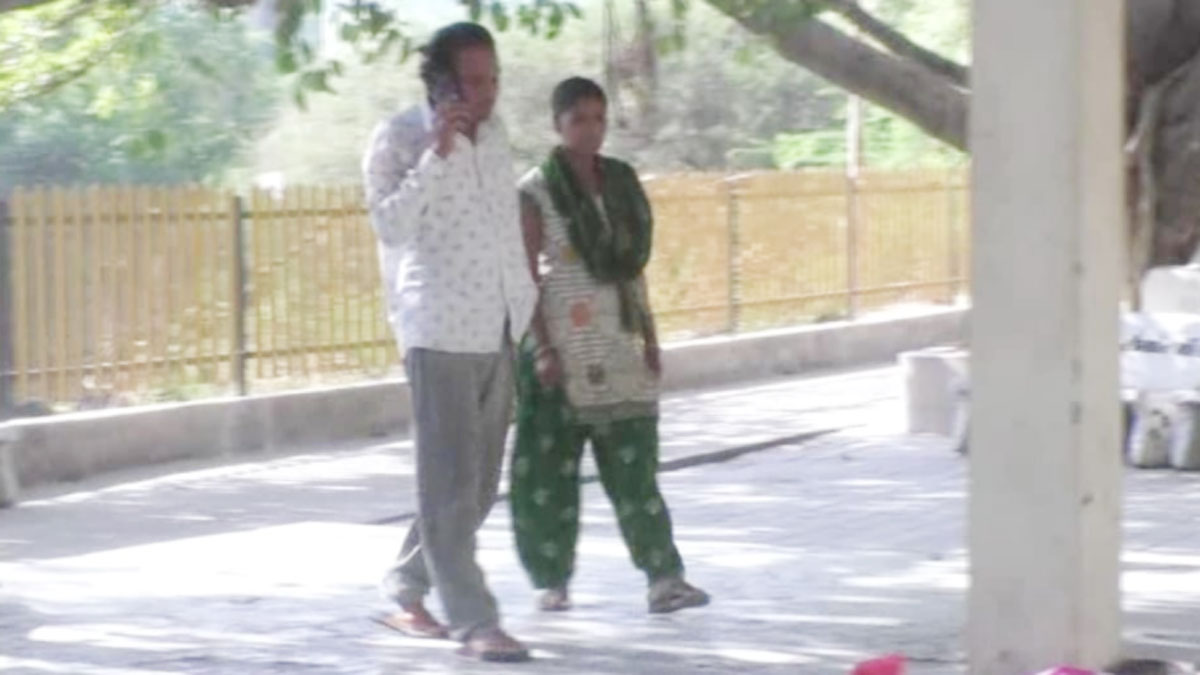 नौकरी जाने के बाद शख्स श्मशान घाट पर रहने लगा 