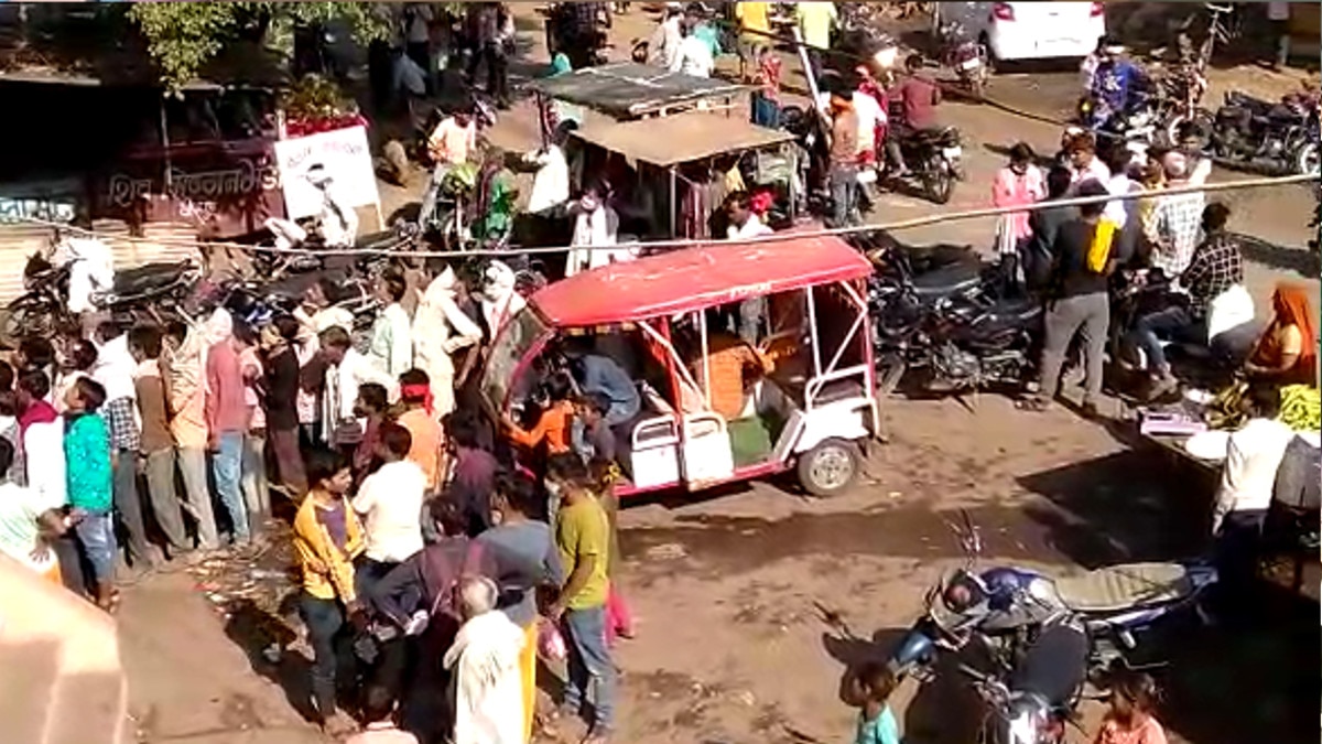 कोरोना कर्फ्यू के बीच गुटखे की दुकान पर उमड़ी तलबगारों की भारी भीड़, वीडियो वायरल