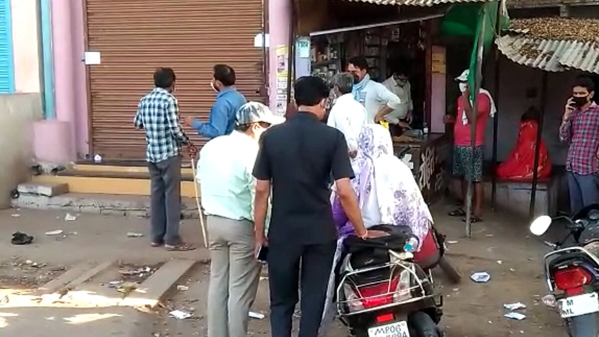 कोरोना कर्फ्यू के बीच गुटखे की दुकान पर उमड़ी तलबगारों की भारी भीड़, वीडियो वायरल