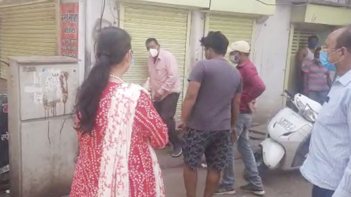 नाश्ते के चक्कर में दो घंटे दुकान में बंद रहे गए दो युवक 