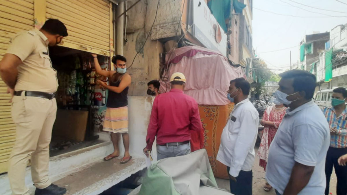 नाश्ते के चक्कर में दो घंटे दुकान में बंद रहे गए दो युवक 