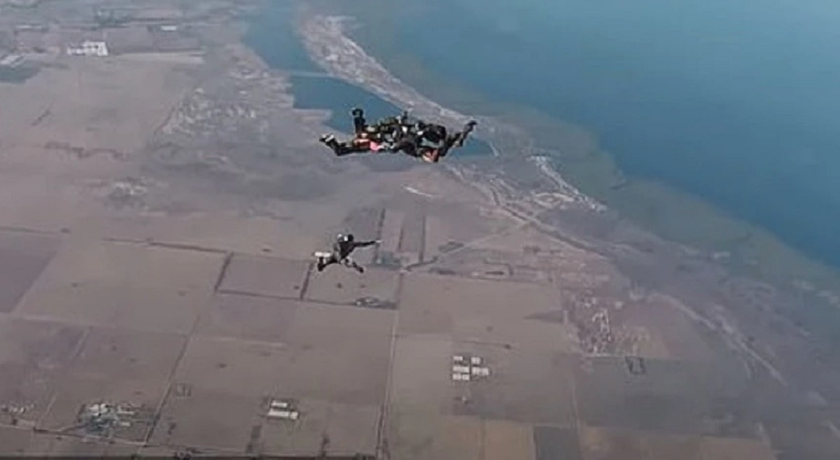 स्काईडाइविंग