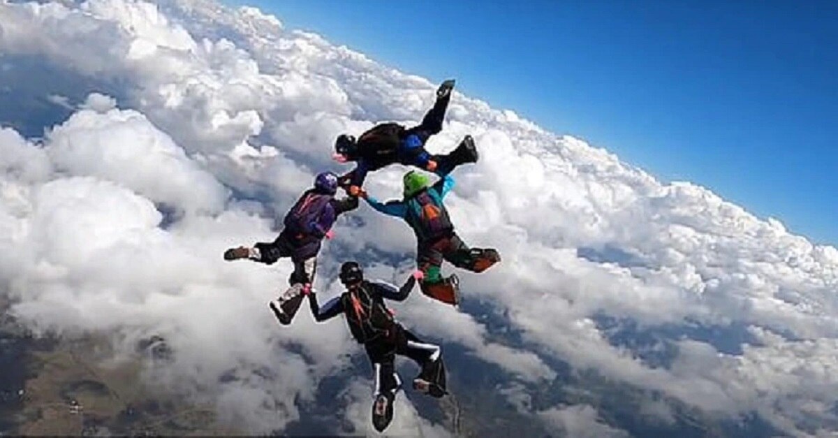 स्काईडाइविंग