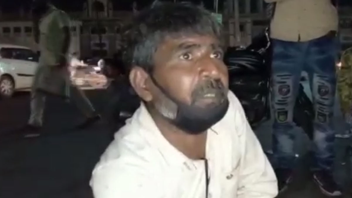  बेटे की गोद में बीच सड़क पिता ने तोड़ दिया दम 