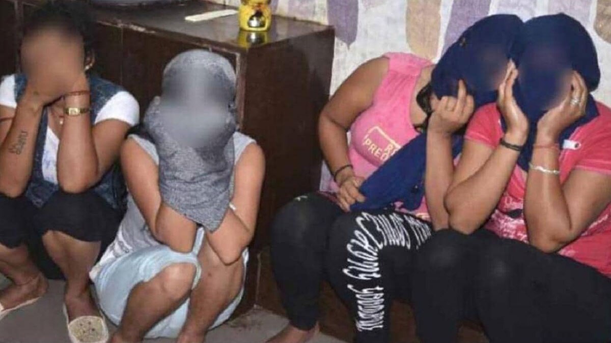 स्पा सेंटर में पुलिस का छापा 