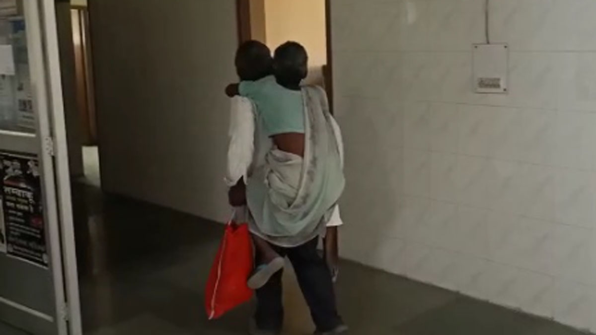 नहीं मिली स्ट्रेचर, मां को पीठ पर लेकर डॉक्टर के पास पहुंचा शख्स 