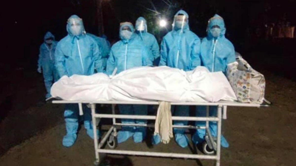 16 साल की देवीश्री पढ़ाई के साथ करती हैं लावारिश लाशों का अंतिम संस्कार 