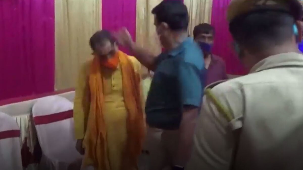 शादी में अचानक पहुंचे डीएम भड़क गए