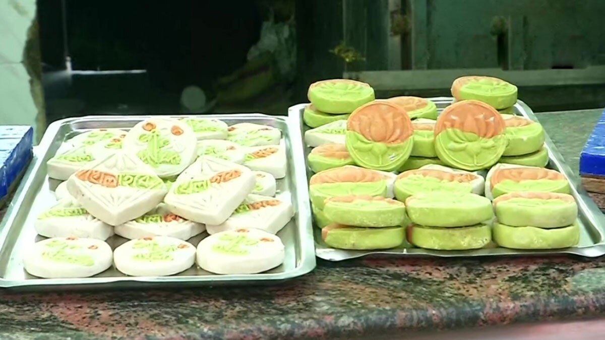 पीएम मोदी और ममता बनर्जी मिठाई 