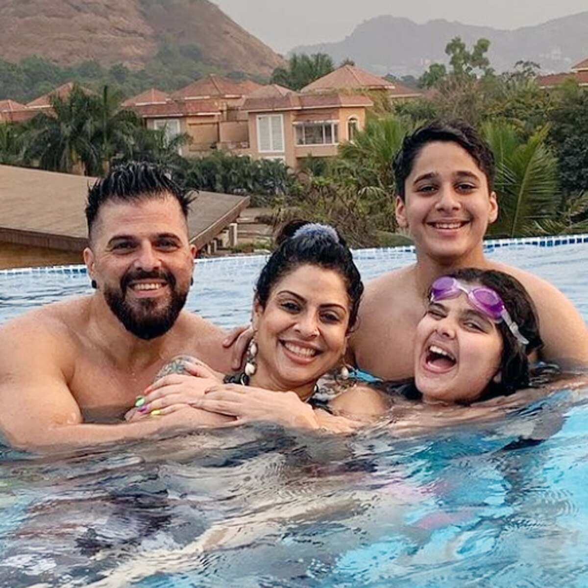 तनाज ईरानी, पति बच्चों के साथ 