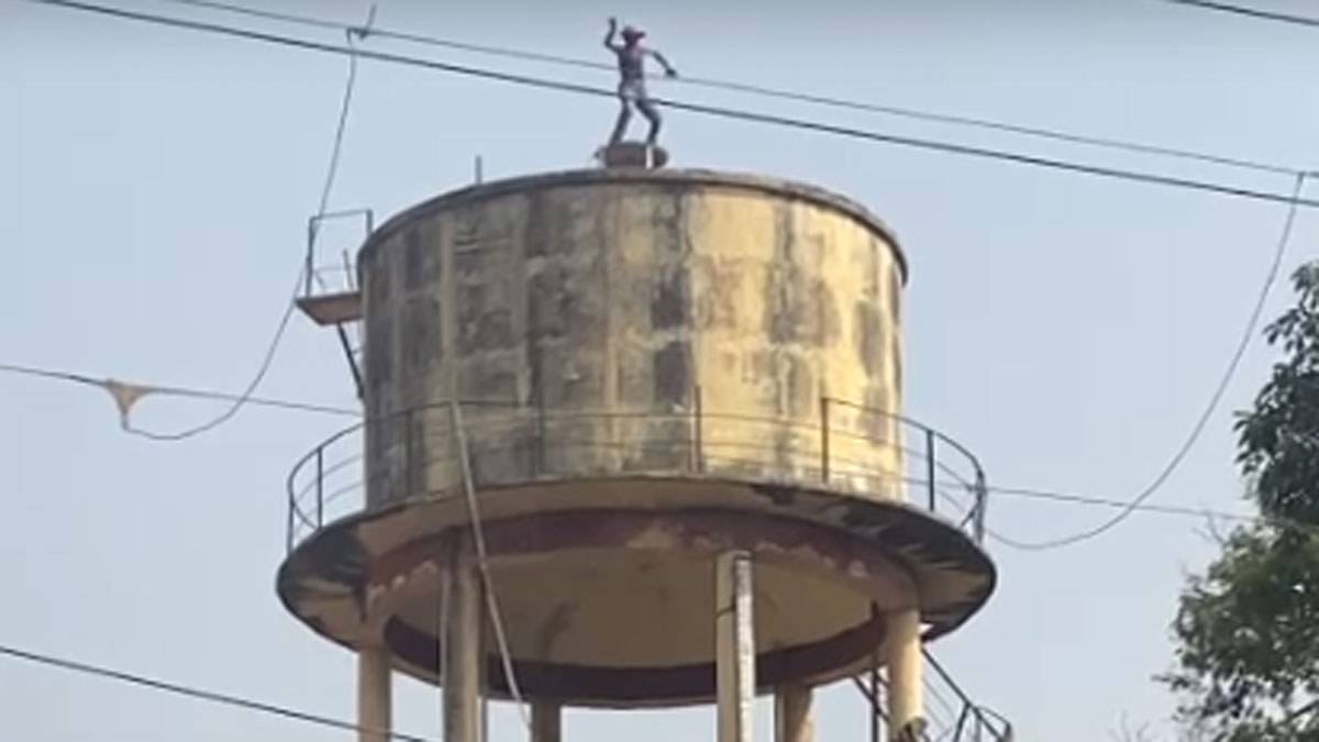 नशे की हालत में पानी की टंकी पर चढ़ा शख्स