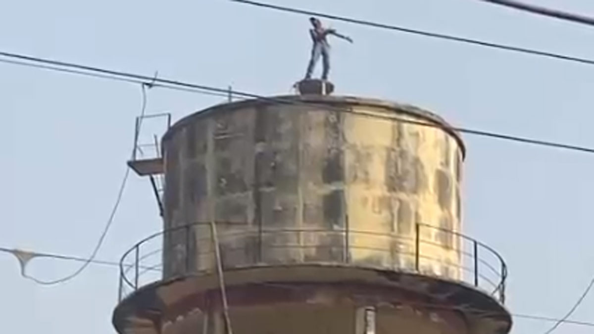 नशे की हालत में पानी की टंकी पर चढ़ा शख्स