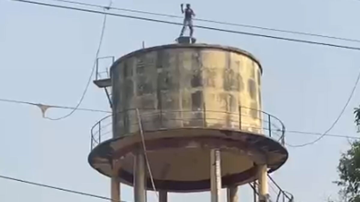 नशे की हालत में पानी की टंकी पर चढ़ा शख्स