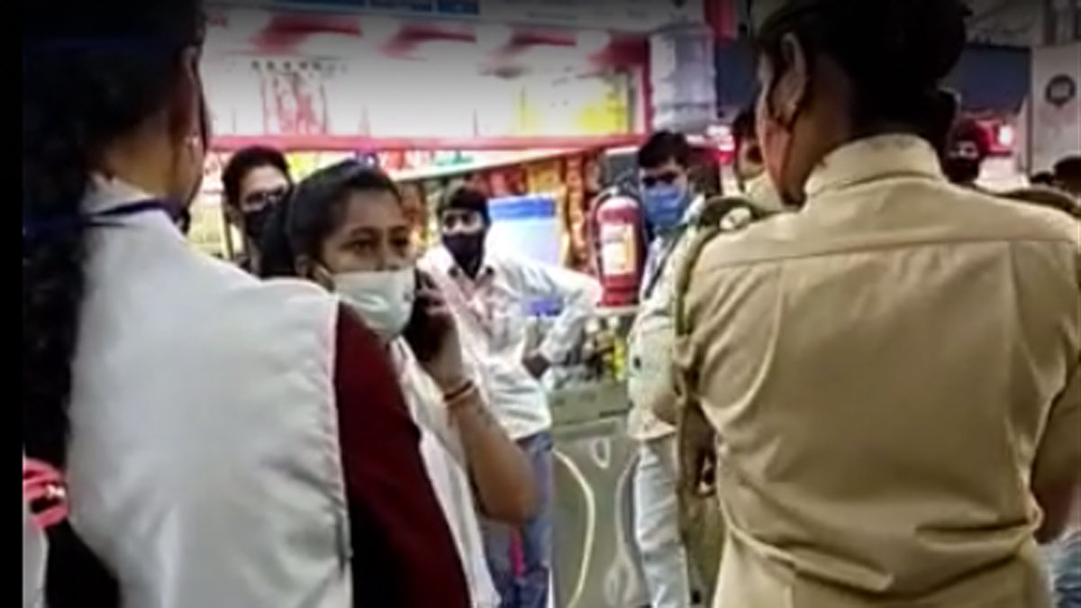 लड़की ने रेलवे स्टेशन पर किया हंगामा 