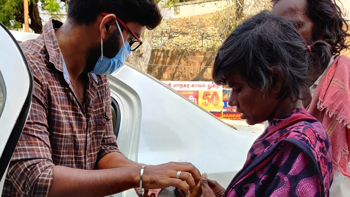 20 रुपये में अपनी कविताएं बेचकर खाना खिलाता है शख्स